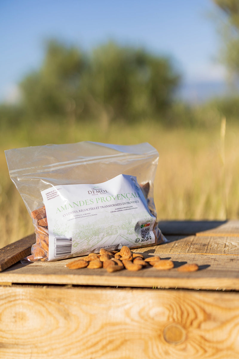 Amandes de Provence du Domaine Demol en sachet, dans un champ du plateau de Valensole