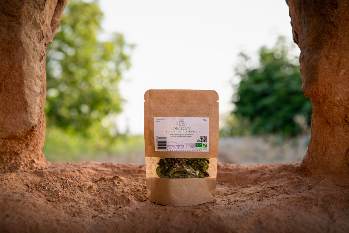 Sachet kraft de 20 g d'origan BIO du plateau de Valensole, posé dans une niche de pierre