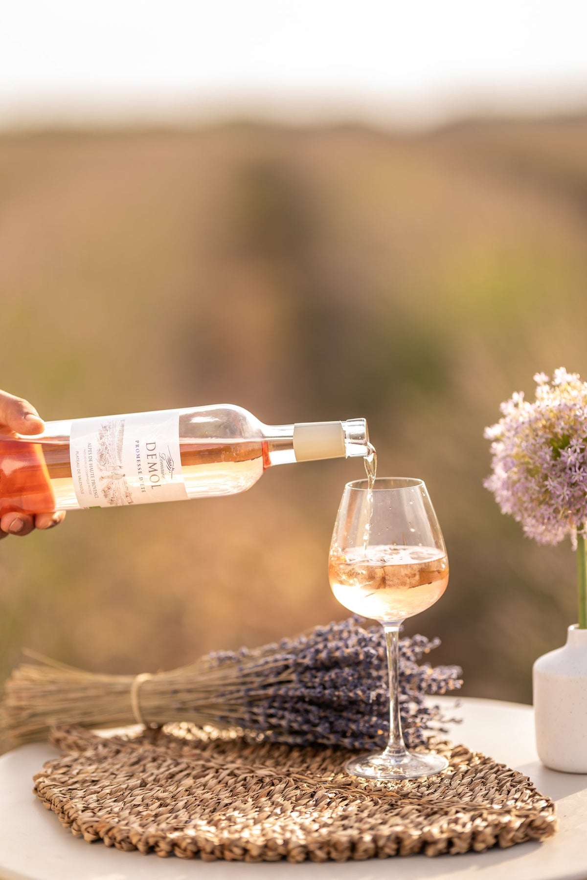 Service d'un verre de vin rosé BIO Promesse d'Été du Domaine Demol, Alpes de Haute-Provence