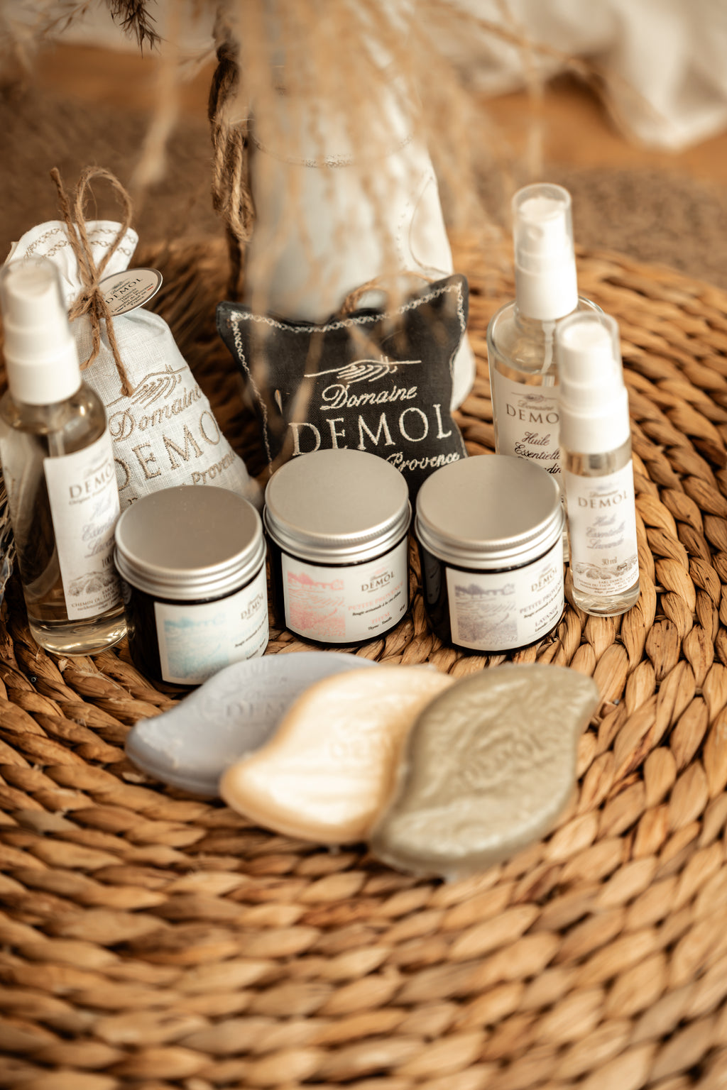 Assortiment Domaine Demol : bougies en pot, vaporisateurs d'eau de lavande, savons et coussinet de lavande