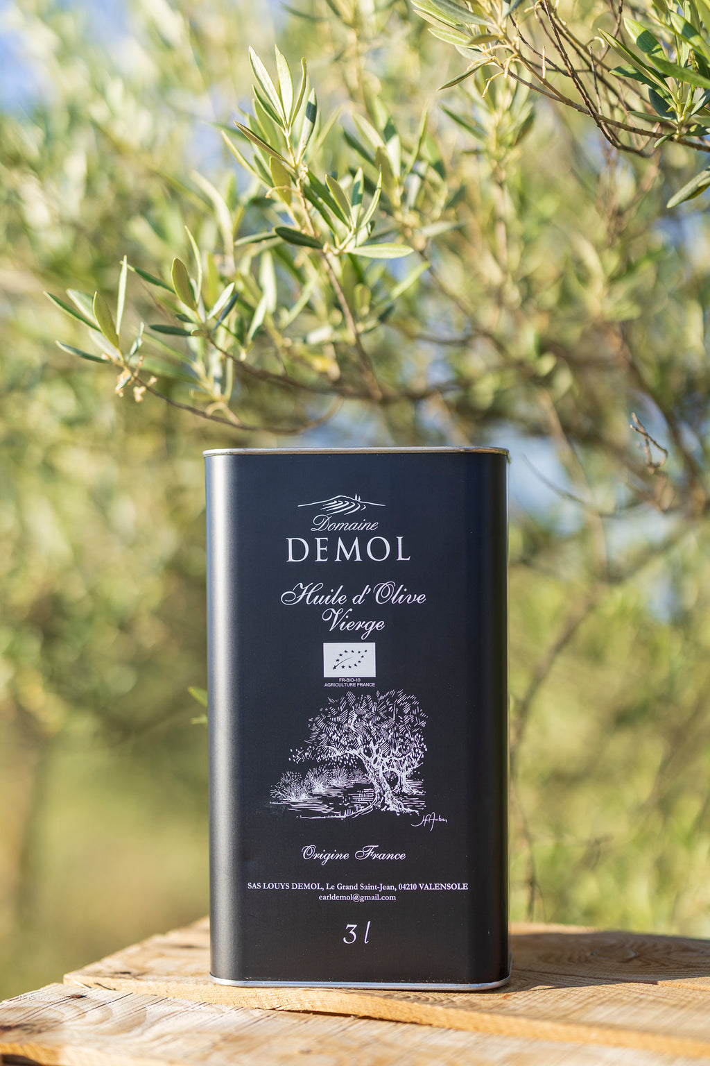 Bidon de 3 l d'huile d'olive vierge Domaine Demol posé sous les branches d'un olivier de Valensole