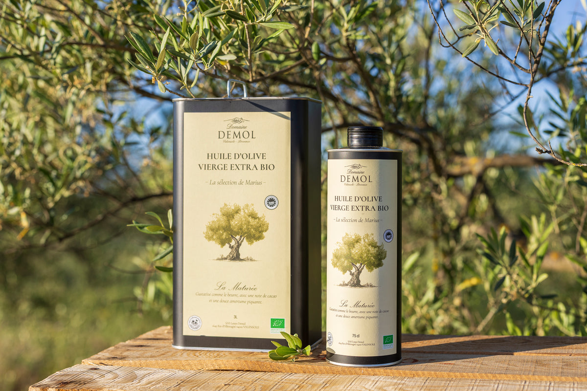 Bidon de 3 l et bouteille de 75 cl d'huile d'olive maturée BIO côte à côte