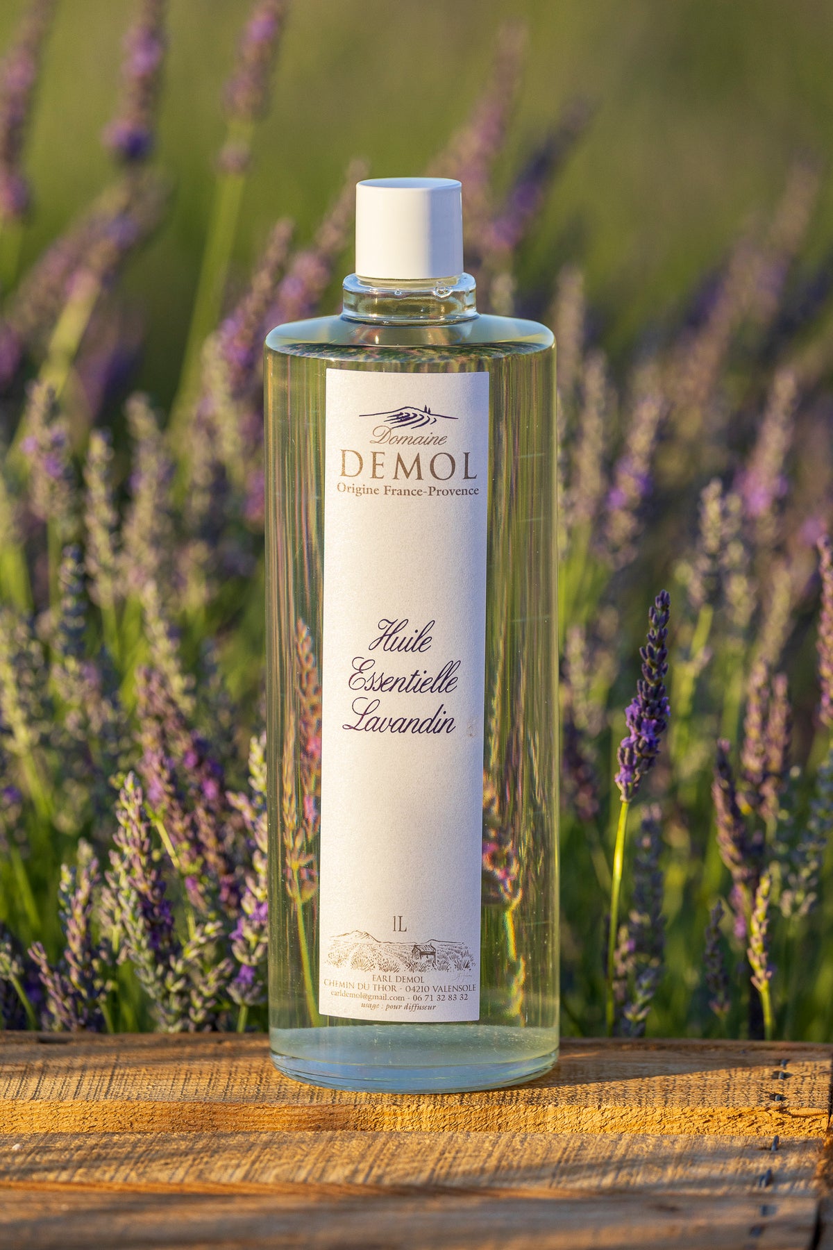 Grand flacon d'un litre d'huile essentielle de lavandin du Domaine Demol, en plein champ