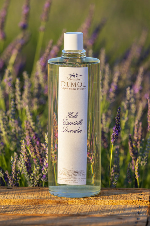 Grand flacon d'un litre d'huile essentielle de lavandin du Domaine Demol, en plein champ
