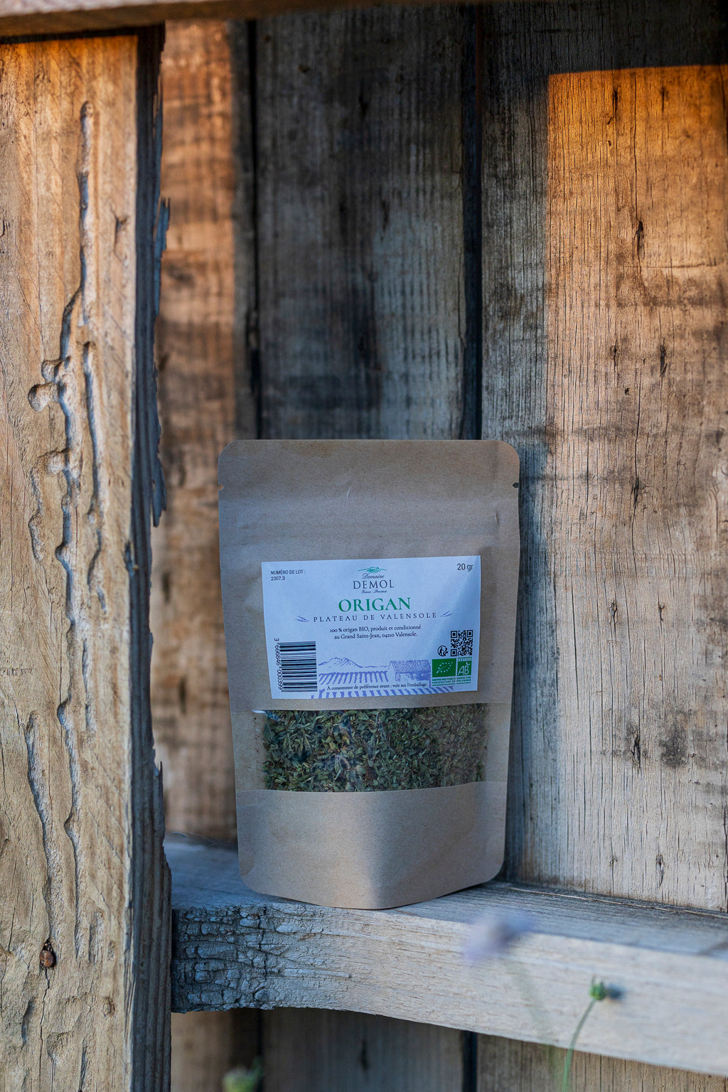 Sachet kraft de 20 g d'origan BIO du plateau de Valensole, sur une étagère en bois ancien