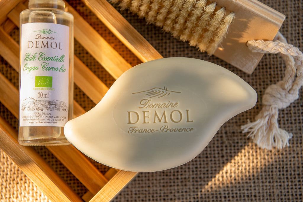 Savon à l'huile essentielle d'origan du Domaine Demol, à côté de son huile essentielle BIO
