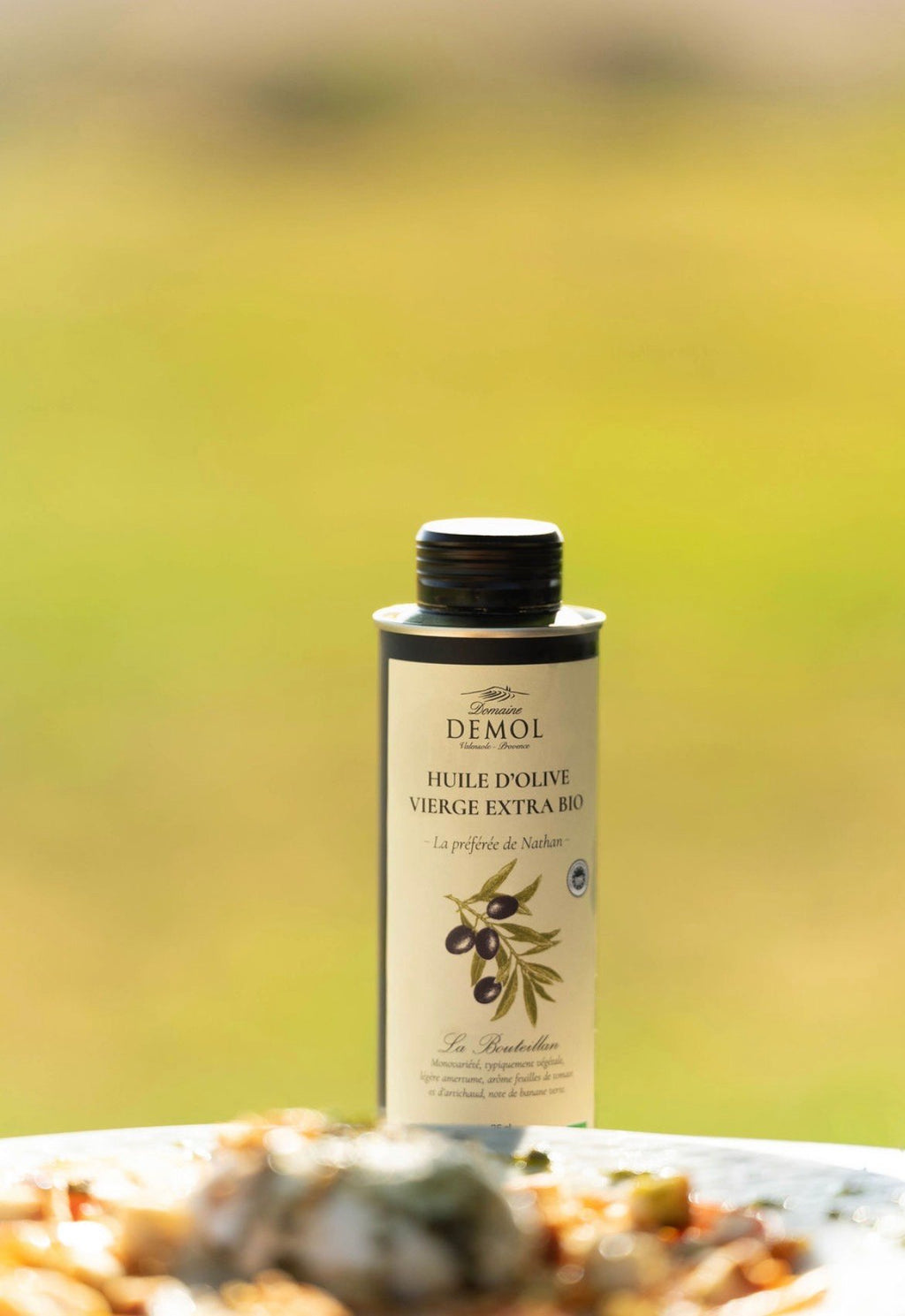 Bidon d'huile d'olive 100 % Bouteillan BIO La Préférée de Nathan, dans une prairie du plateau de Valensole