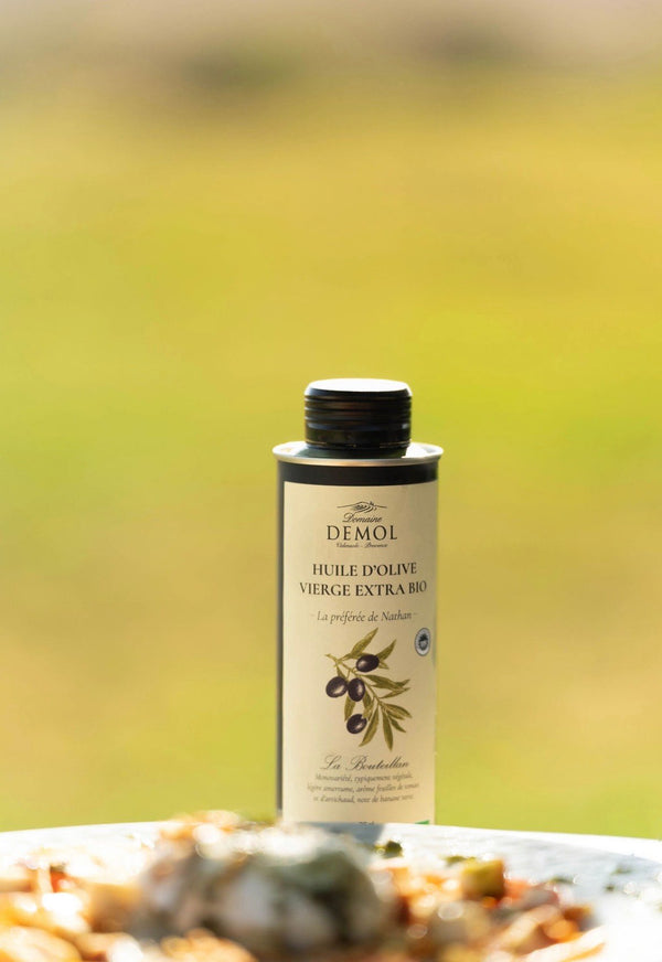 Bidon d'huile d'olive 100 % Bouteillan BIO La Préférée de Nathan, dans une prairie du plateau de Valensole