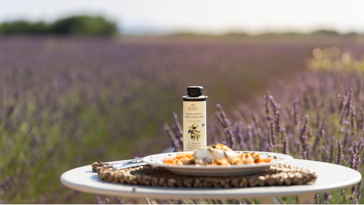 Huile d'olive 100 % Bouteillan BIO au bord d'un champ de lavande, avec une assiette dressée