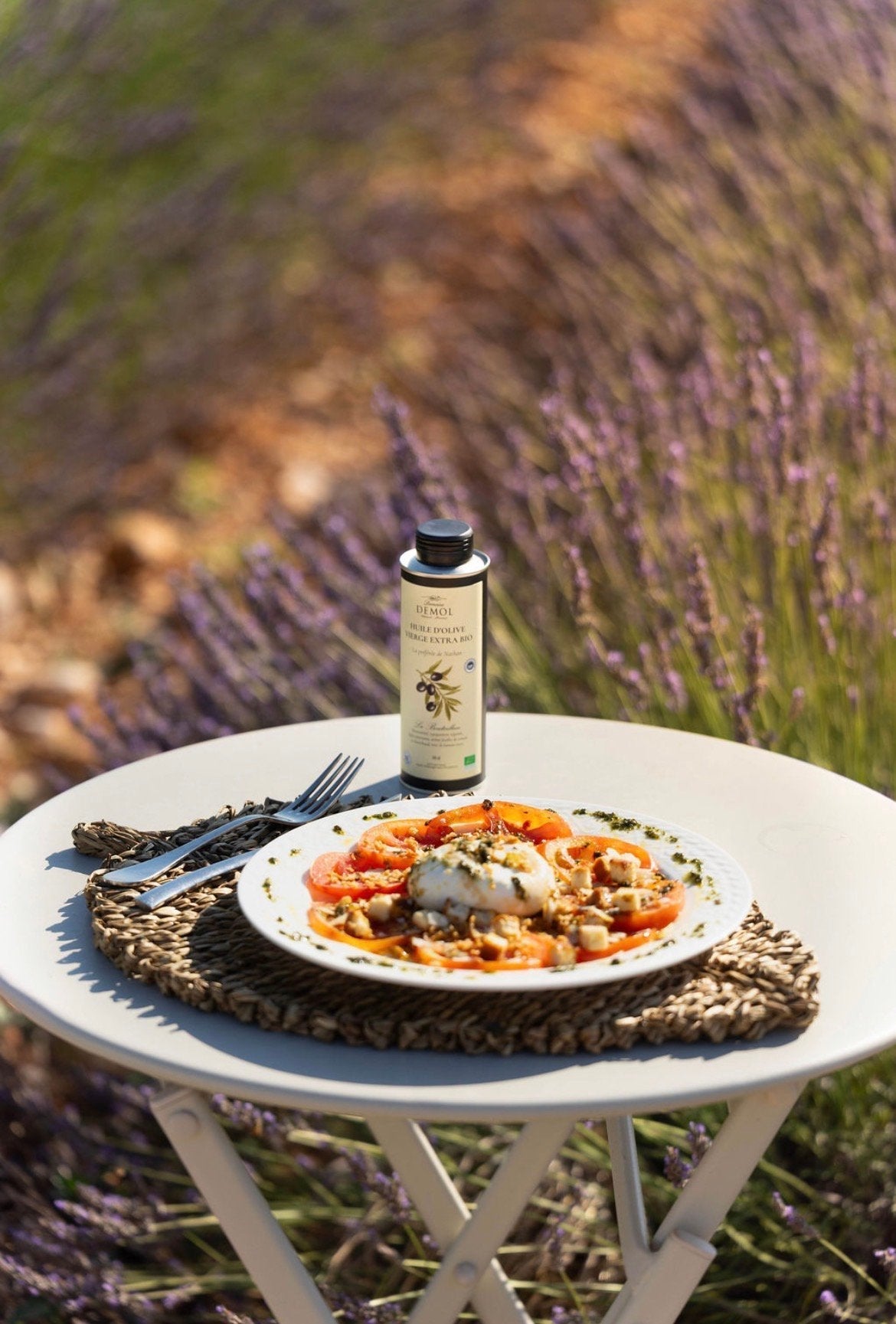 Assiette de tomates et burrata arrosée d'huile d'olive 100 % Bouteillan BIO du Domaine Demol