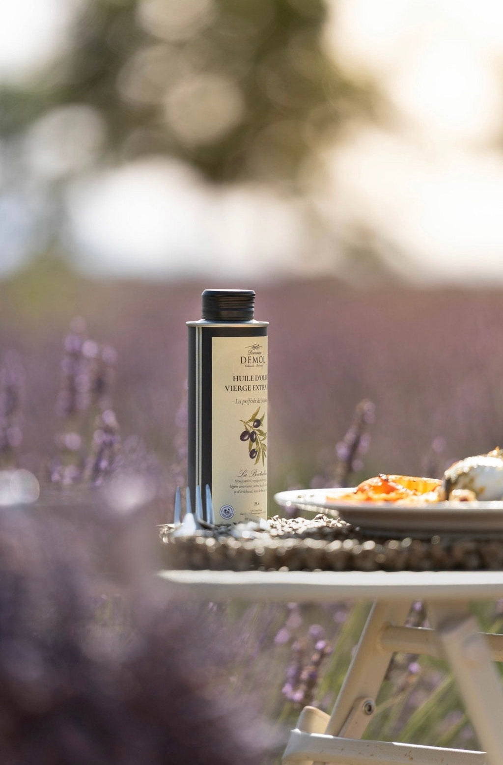 Bidon d'huile d'olive 100 % Bouteillan BIO du Domaine Demol accompagné d'une assiette provençale