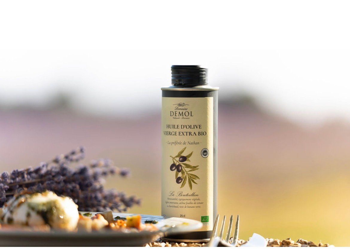 Huile d'olive 100 % Bouteillan BIO et assiette de burrata aux tomates, face aux lavandes de Valensole