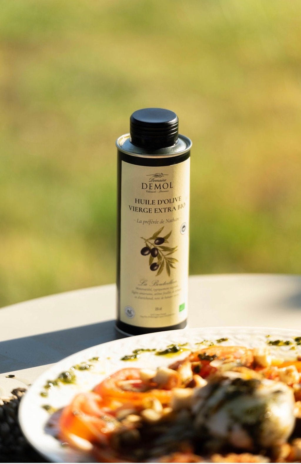 Huile d'olive 100 % Bouteillan BIO du Domaine Demol servie sur une assiette de légumes grillés
