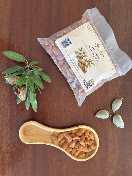 Sachet de 500 g d'amandes provençales By Louys, amandes en coque et coupelle d'amandes décortiquées