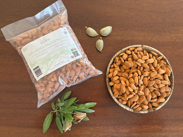 Sachet de 1 kg d'amandes provençales Domaine Demol, amandes en coque et corbeille d'amandes décortiquées