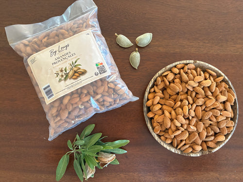 Sachet de 1 kg d'amandes provençales By Louys, amandes en coque et corbeille d'amandes décortiquées