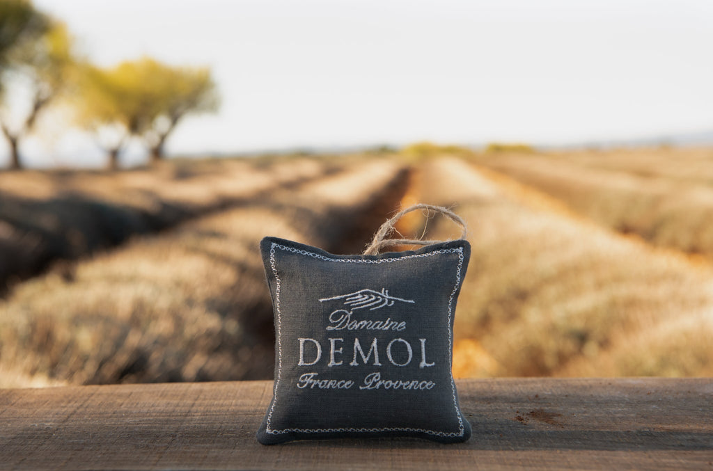 Coussinet de lavande brodé Domaine Demol, garni de fleurs de lavande du plateau de Valensole