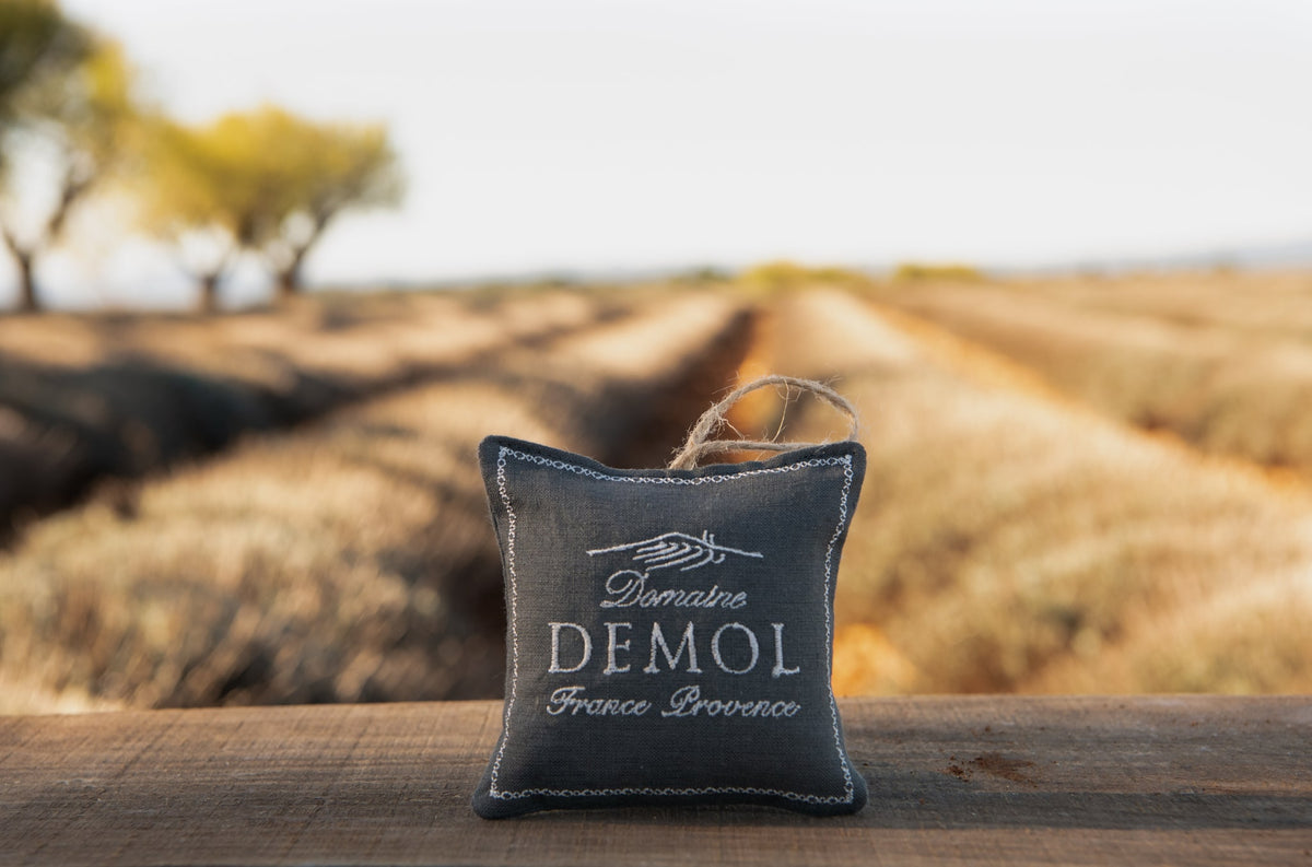 Coussinet de lavande brodé Domaine Demol, garni de fleurs de lavande du plateau de Valensole