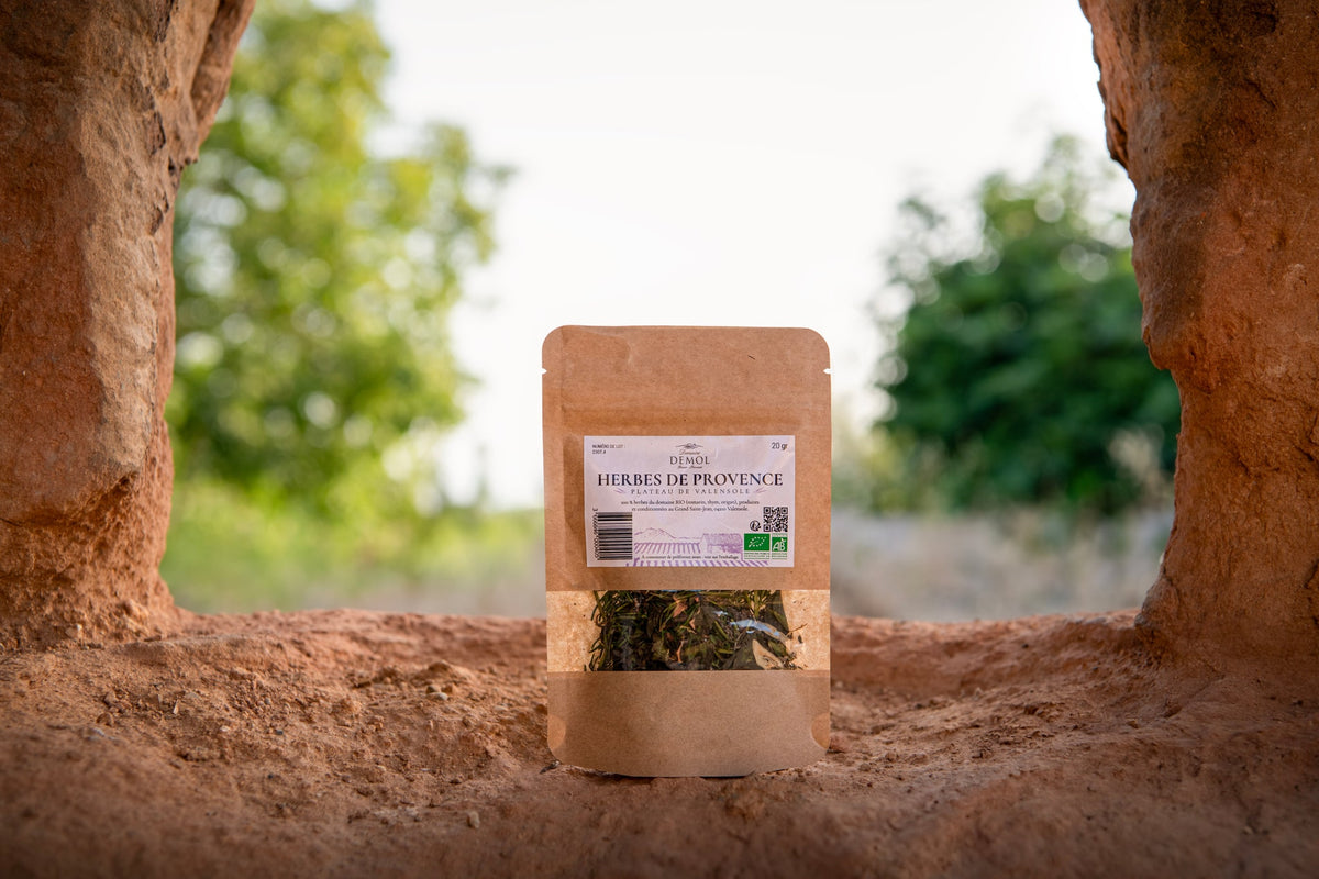 Herbes de Provence BIO du Domaine Demol en sachet, devant les cultures du plateau de Valensole
