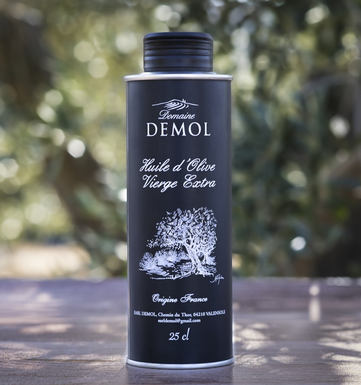 Bidon d'huile d'olive vierge extra BIO 25 cl du Domaine Demol, devant les oliviers du domaine à Valensole