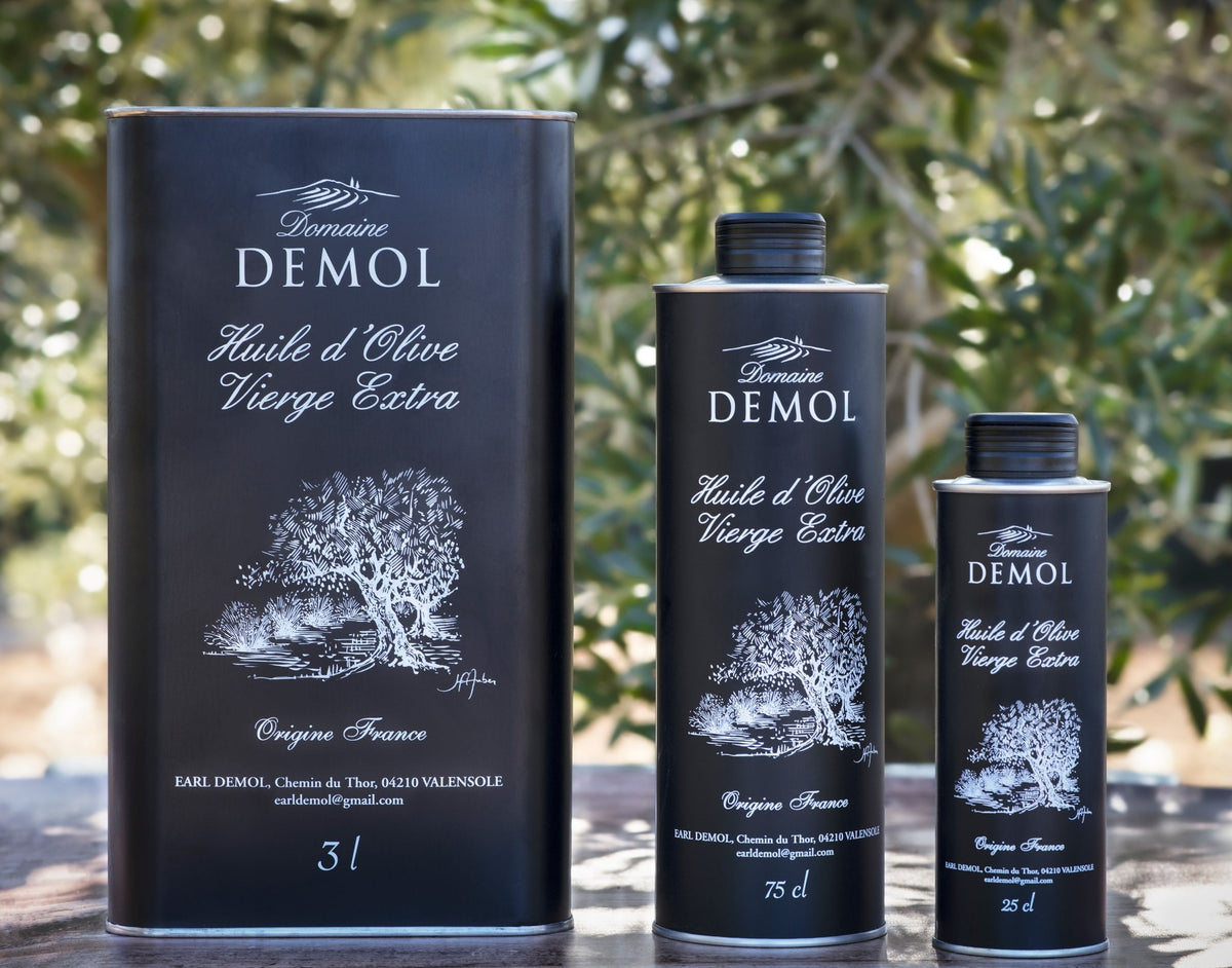 Les trois contenants d'huile d'olive vierge extra BIO du Domaine Demol : 3 l, 75 cl et 25 cl