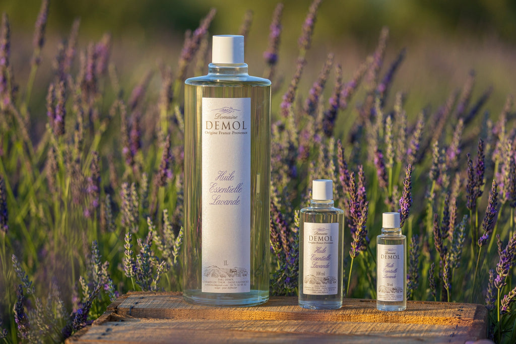 Les trois contenances d'huile essentielle de lavande du Domaine Demol : 1 l, 100 ml et 30 ml