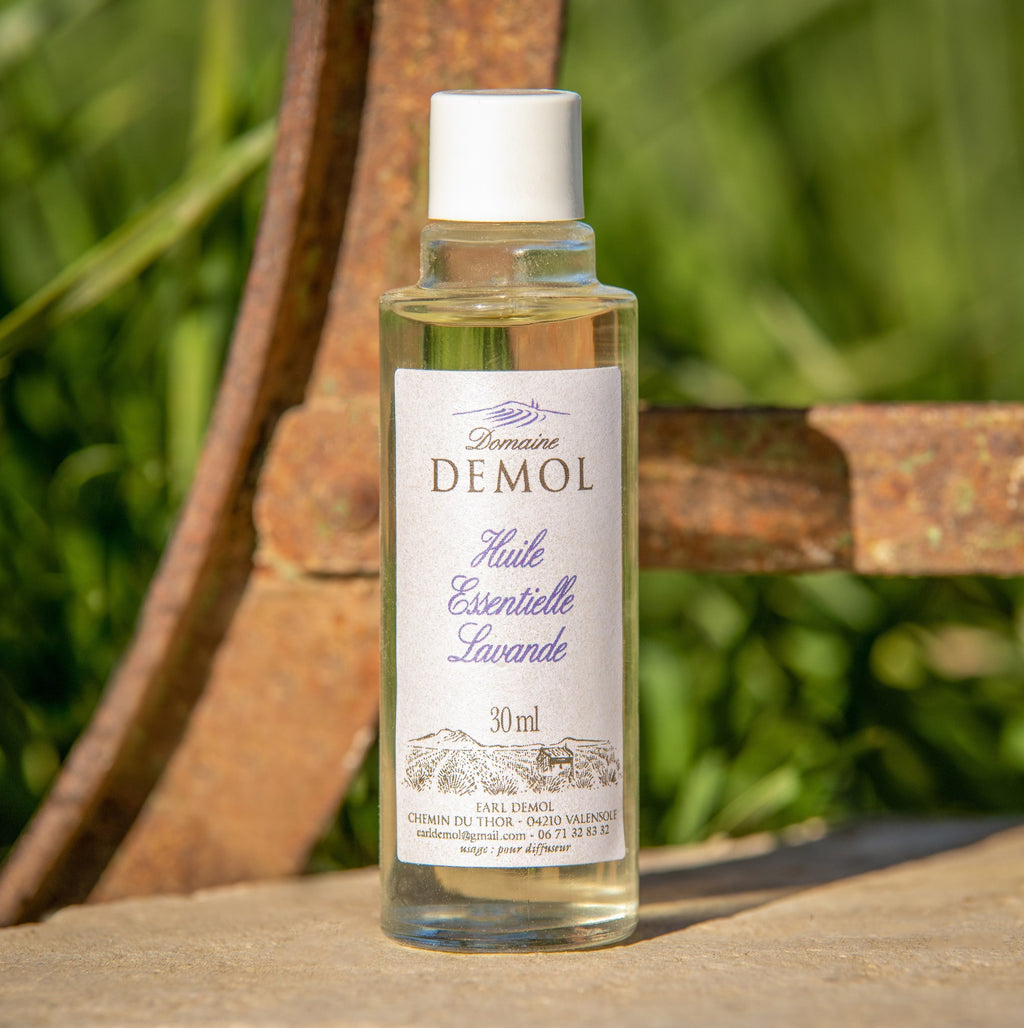 Flacon d'huile essentielle de lavande 30 ml du Domaine Demol, distillée sur le plateau de Valensole