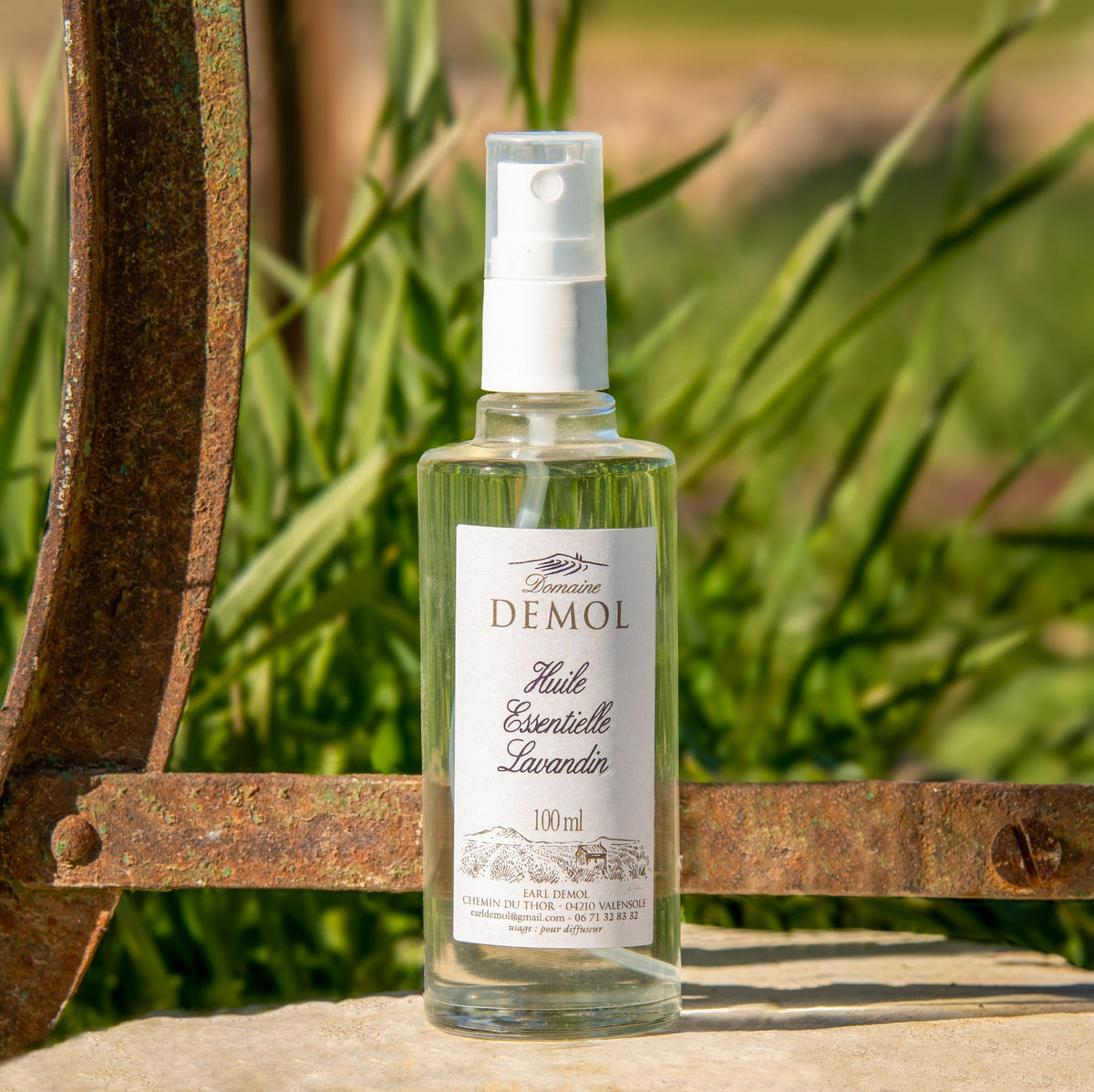Vaporisateur d'huile essentielle de lavandin 100 ml du Domaine Demol, au milieu des lavandins