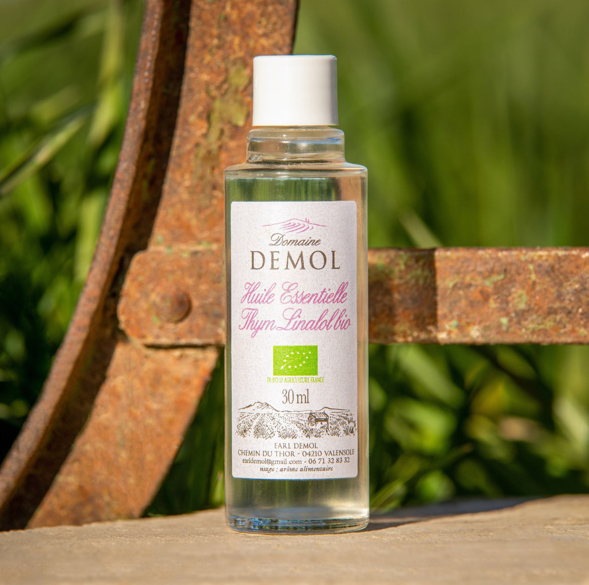 Flacon d'huile essentielle de thym BIO à linalol 30 ml du Domaine Demol, plateau de Valensole