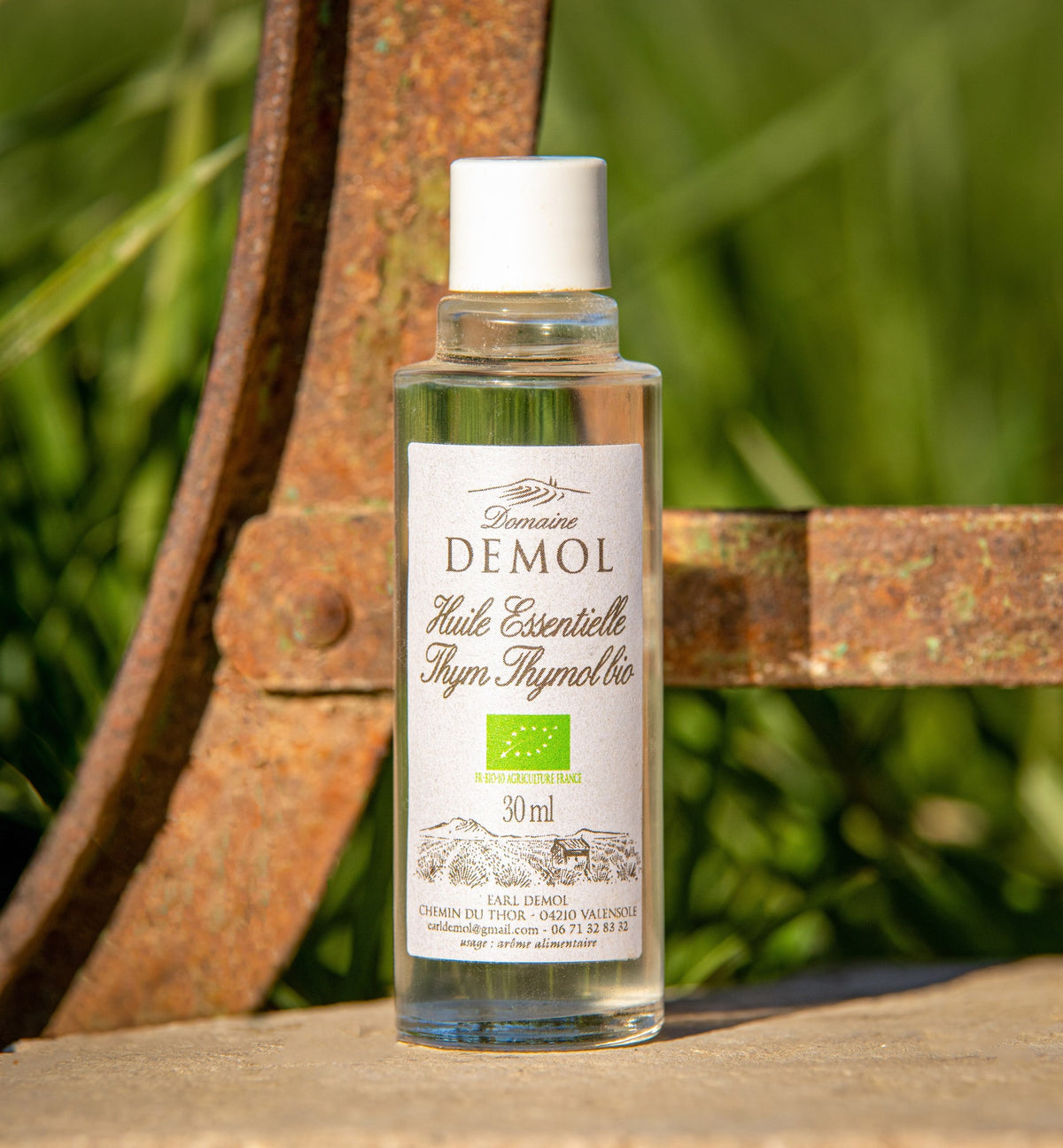 Flacon d'huile essentielle de thym BIO à thymol 30 ml du Domaine Demol, plateau de Valensole