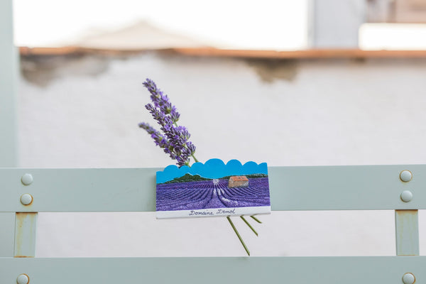 Magnet cabanon du Domaine Demol, souvenir peint du plateau de Valensole, avec un brin de lavande