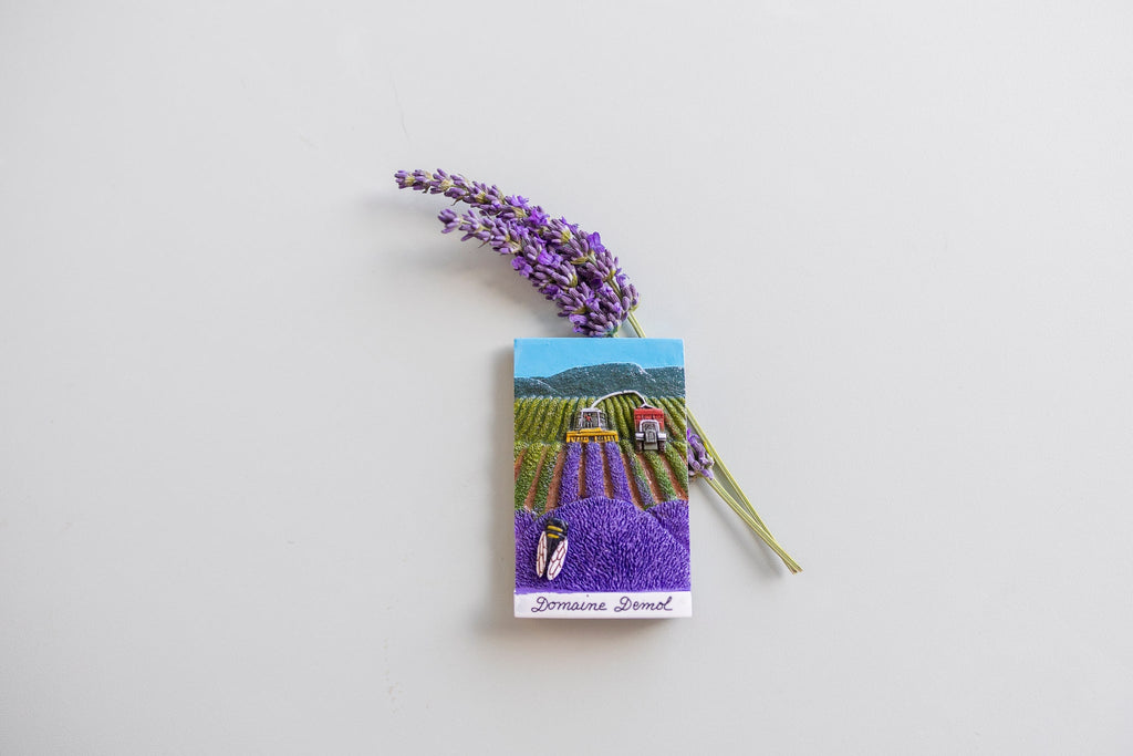 Magnet tracteur du Domaine Demol, souvenir des récoltes de lavande, accompagné d'un brin frais