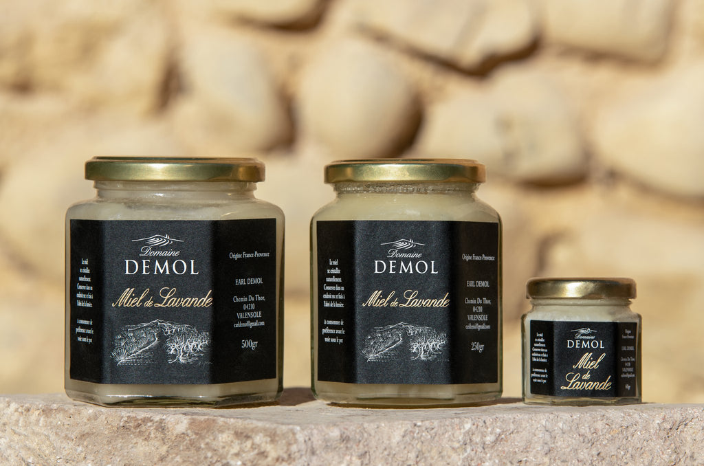 Les trois formats du miel de lavande du Domaine Demol : 500 g, 250 g et 60 g