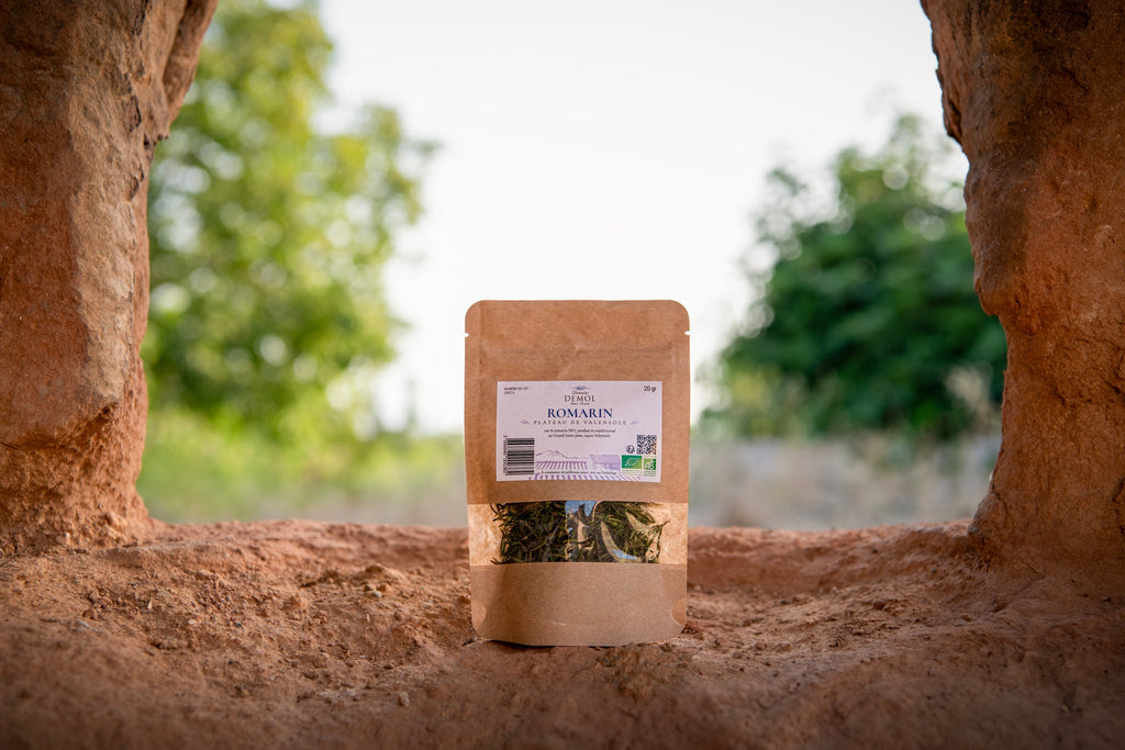 Sachet de romarin BIO du Domaine Demol, présenté au bord des parcelles cultivées
