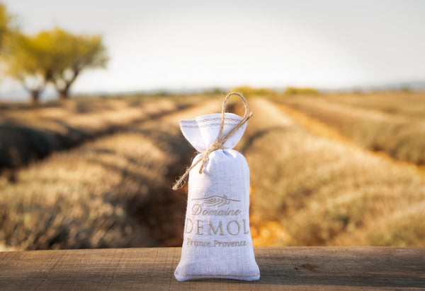 Sachet de fleurs de lavande séchées du Domaine Demol, devant les champs récoltés de Valensole