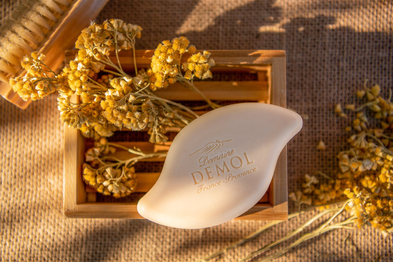 Savon à l'huile essentielle d'immortelle du Domaine Demol dans une cagette, avec des immortelles séchées