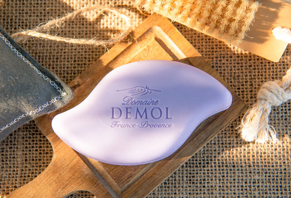 Savon artisanal à l'huile essentielle de lavande du Domaine Demol, teinté de violet, sur bois