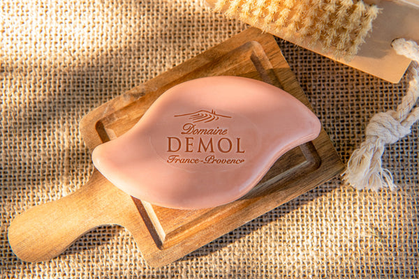 Savon artisanal à l'huile essentielle de thym du Domaine Demol, sur un porte-savon en bois