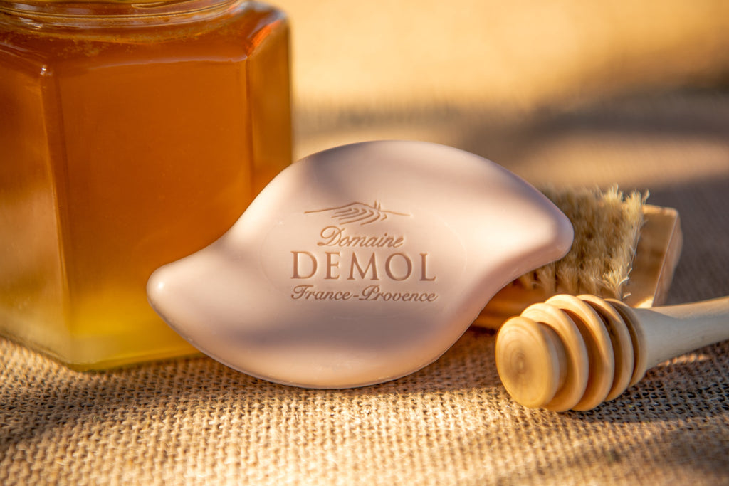 Savon au miel de lavande du Domaine Demol, présenté avec un pot de miel et sa cuillère